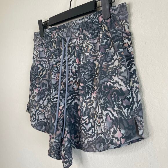Athleta Crossroads Kinetic Abstract Shorts - Size S - Picture 4 of 7